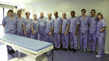 Quirófano: el equipo del servicio de Endoscopia-Digestivo del HUVH junto a varios de los ponentes del Curso.