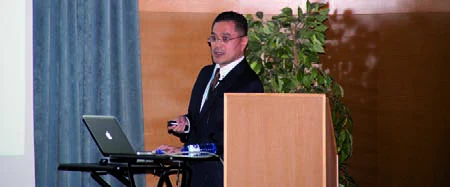 Kiyokazu Nakajima durante su exposición.