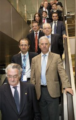 Grupo de asistentes iniciando la visita al museo CosmoCaixa.