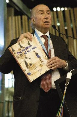 J. R. Armengol-Miró muestra el libro que se obsequió a todos los asistentes.