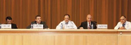 Mesa de la inauguración oficial compuesta por miembros del Hospital Universitario Vall d’Hebron: J. Comella, director del Instituto