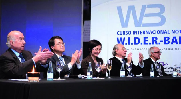 Mesa presidencial: J. R. Armengol-Miró, Dong Ki Lee, Sha Weihong, Alberto Montori y Jeffrey L. Ponsky.