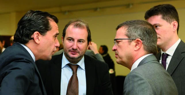 Salvador Morales conversa con Ramón Martori.