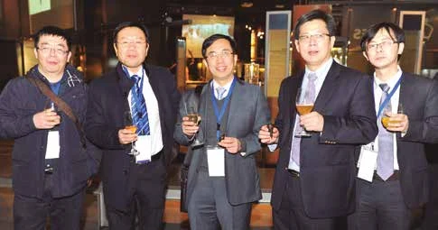 Grupo de asistentes chinos; en el centro, Zhou Pinghong, Bing-Rong Liu y Mein-Dong Xu.