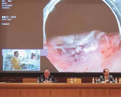 Conexión con quirófanos durante la intervención del doctor Stavros Stavropoulos. En la