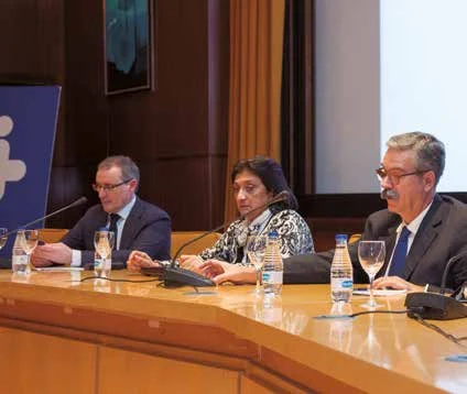 Mesa de Endoscopia Terapéutica Endoluminal. De izquierda a derecha, los doctores