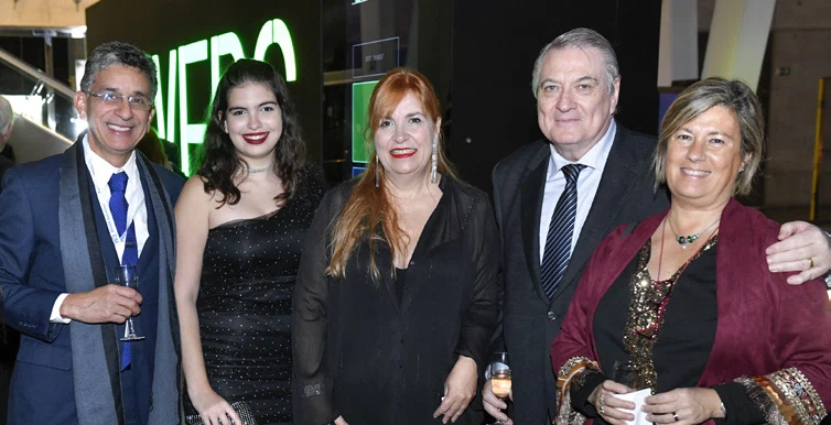 Campo Elías Lindado con su hija y su mujer, Carlos Giménez y Raquel Morán