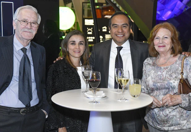 Manuel Morales y Fernando Rojas con sus mujeres