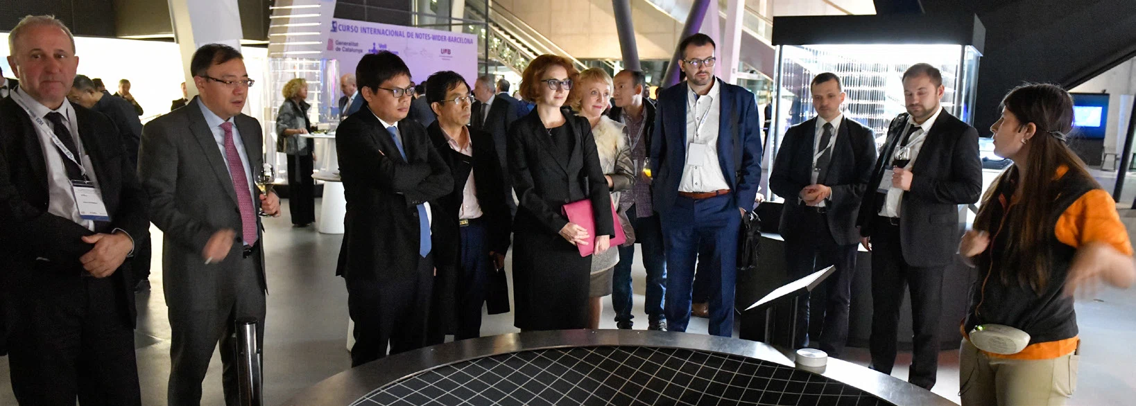 Nadan Rustemovic, Ping-Hong Zhou, Quanlin Li, Bing-Rong Liu, Jana Krajciova, Marina Ivantcova, Rastilav Hustak, Mikhail Burdyukov y Denis Gusev, durante la visita guiada al Museo CosmoCaixa