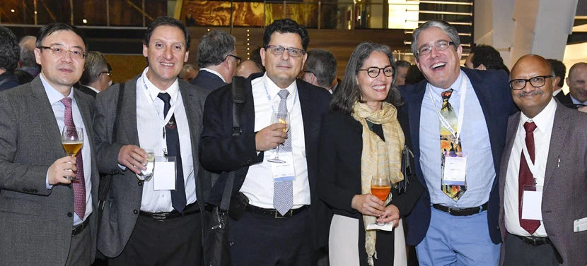 Ping-Hong Zhou, Luis Carlos Sabbagh, Stavros Stavropoulos, Leonardo Sosa y su mujer, y Rajesh Gupta