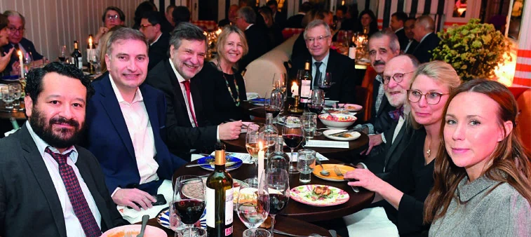 Arroyo, Al Haddad, Giménez con su mujer, Escourrou, Córdova, Park, Bertström y la mujer de Arroyo.
