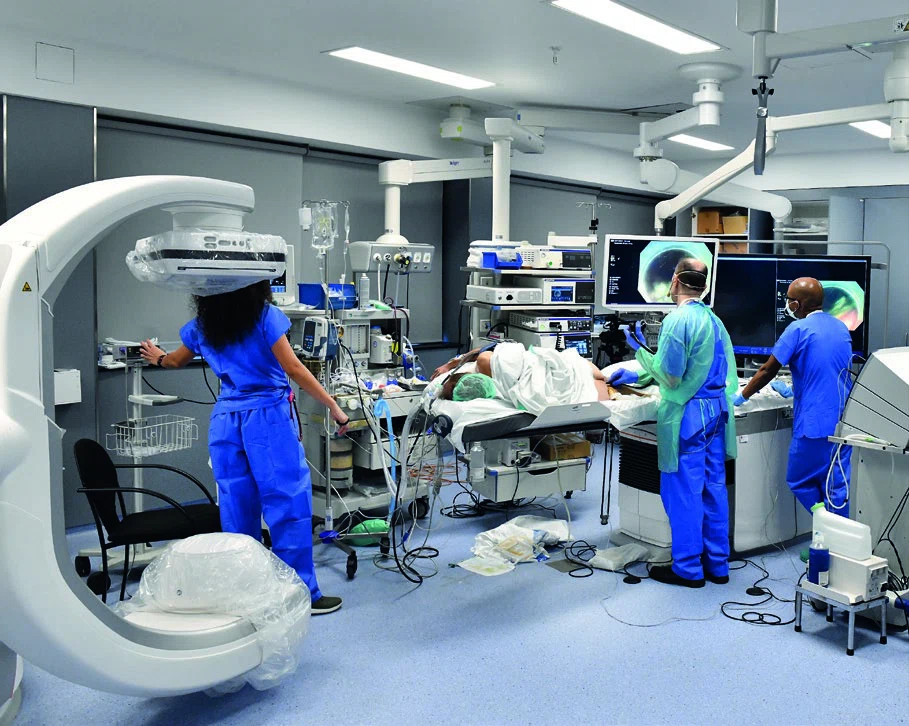 El doctor Sergey Kantsevoy durante una de sus intervenciones en directo desde los quirófanos del Servicio de Endoscopia