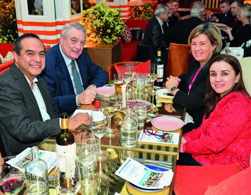 Fernando Rojas y Carlos Giménez con sus mujeres.