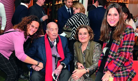 Marta Cabré y Leticia Román con Armengol-Miró.