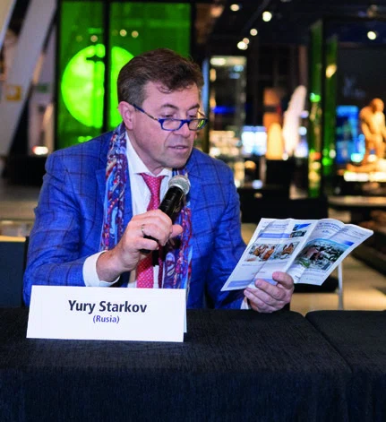 Yury Starkov moderando el Simposio.